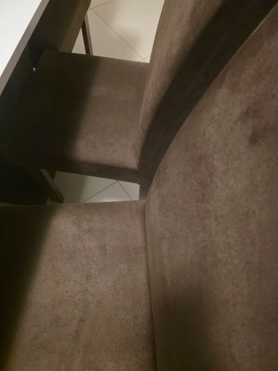 Vendo mesa com 6 cadeiras muito nova - Foto 2