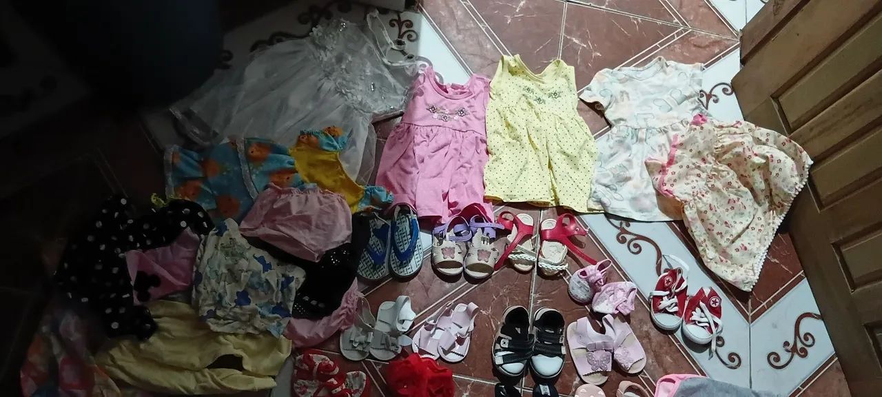 Roupas e calçados de bebê usadas 