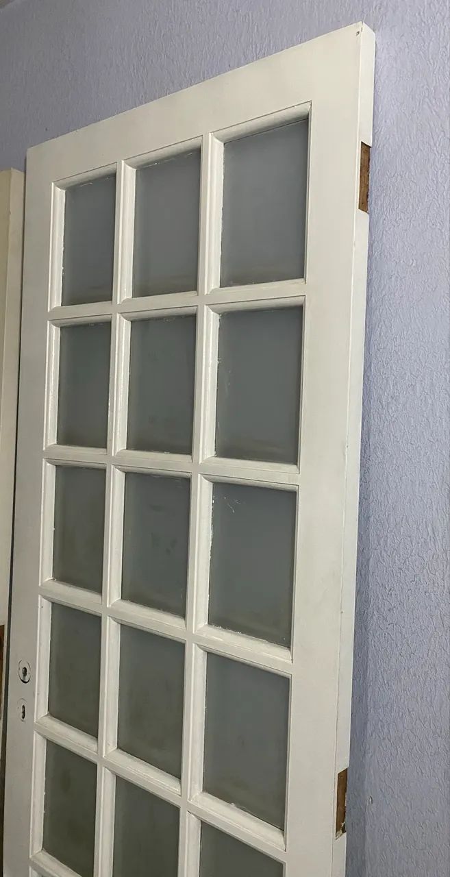 Vendo 2 portas de madeira com vidros foscos  - Foto 4