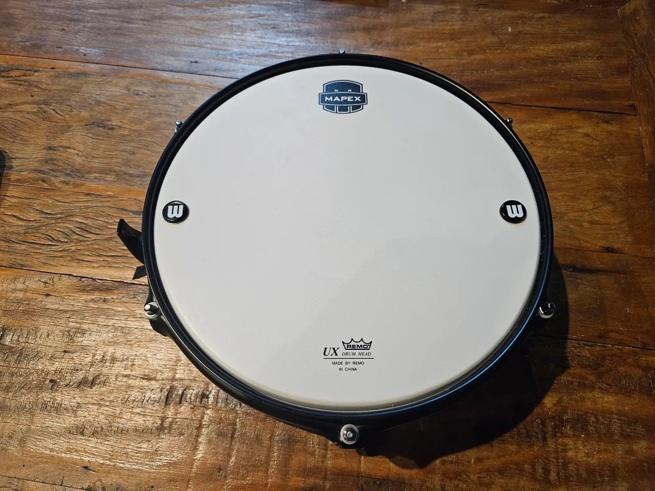 Caixa mapex 12x6 polegadas em madeira, Casco e aros em preto, adesivada em madeira clara - Foto 5
