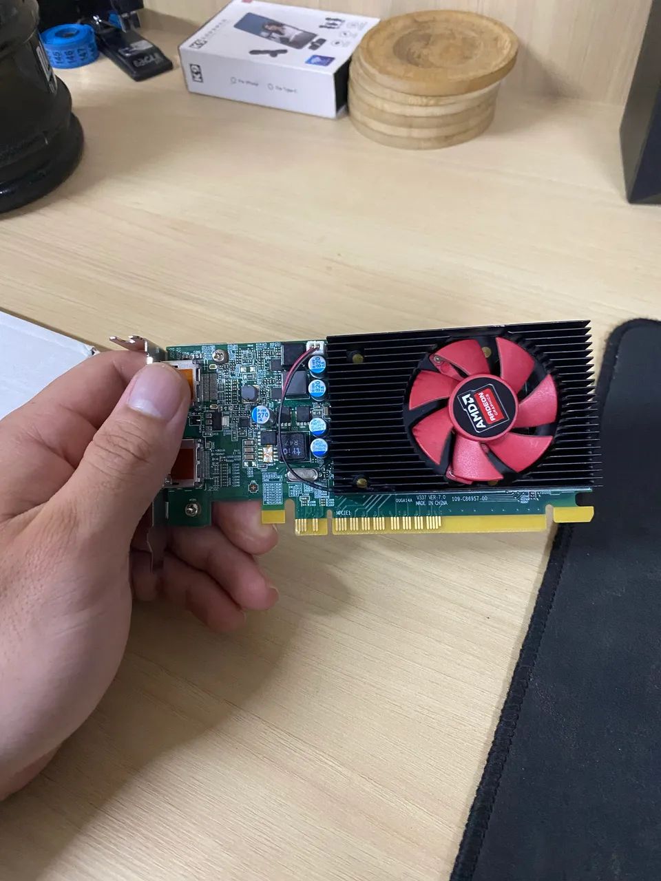Placa de Vídeo AMD Radeon R5 240
