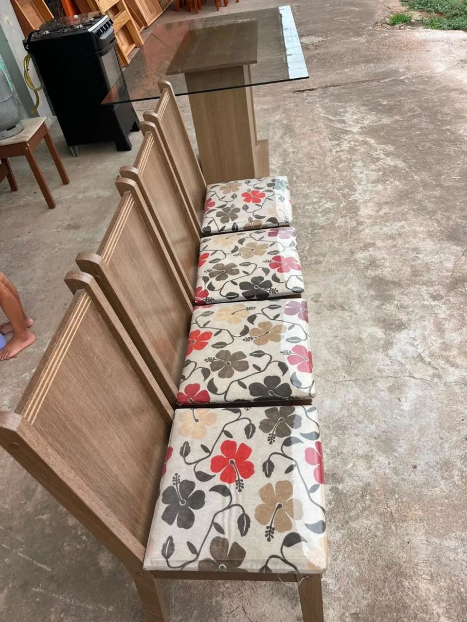 MESA DE VIDRO COM 4 CADEIRAS CONSERVADA - Foto 3