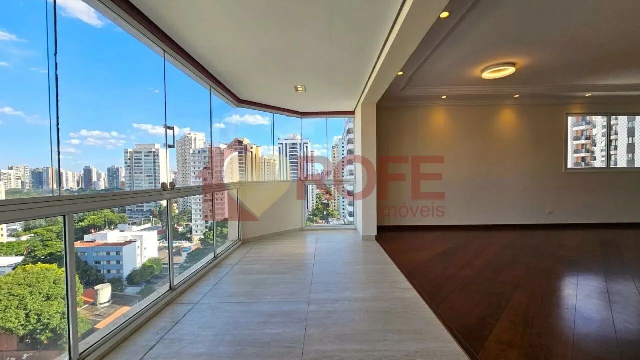 Apartamento com 3 suítes, 4 vagas e com 144m² - Moema