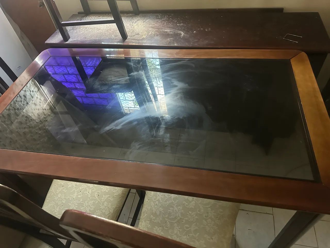 Mesa com 6 cadeiras e um móvel de sala  - Foto 2
