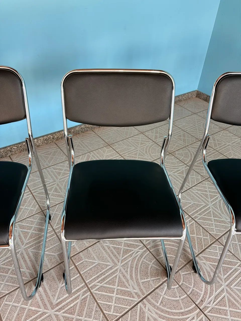 4 Cadeiras Office Base Fixa Preto e Cromada - Foto 3
