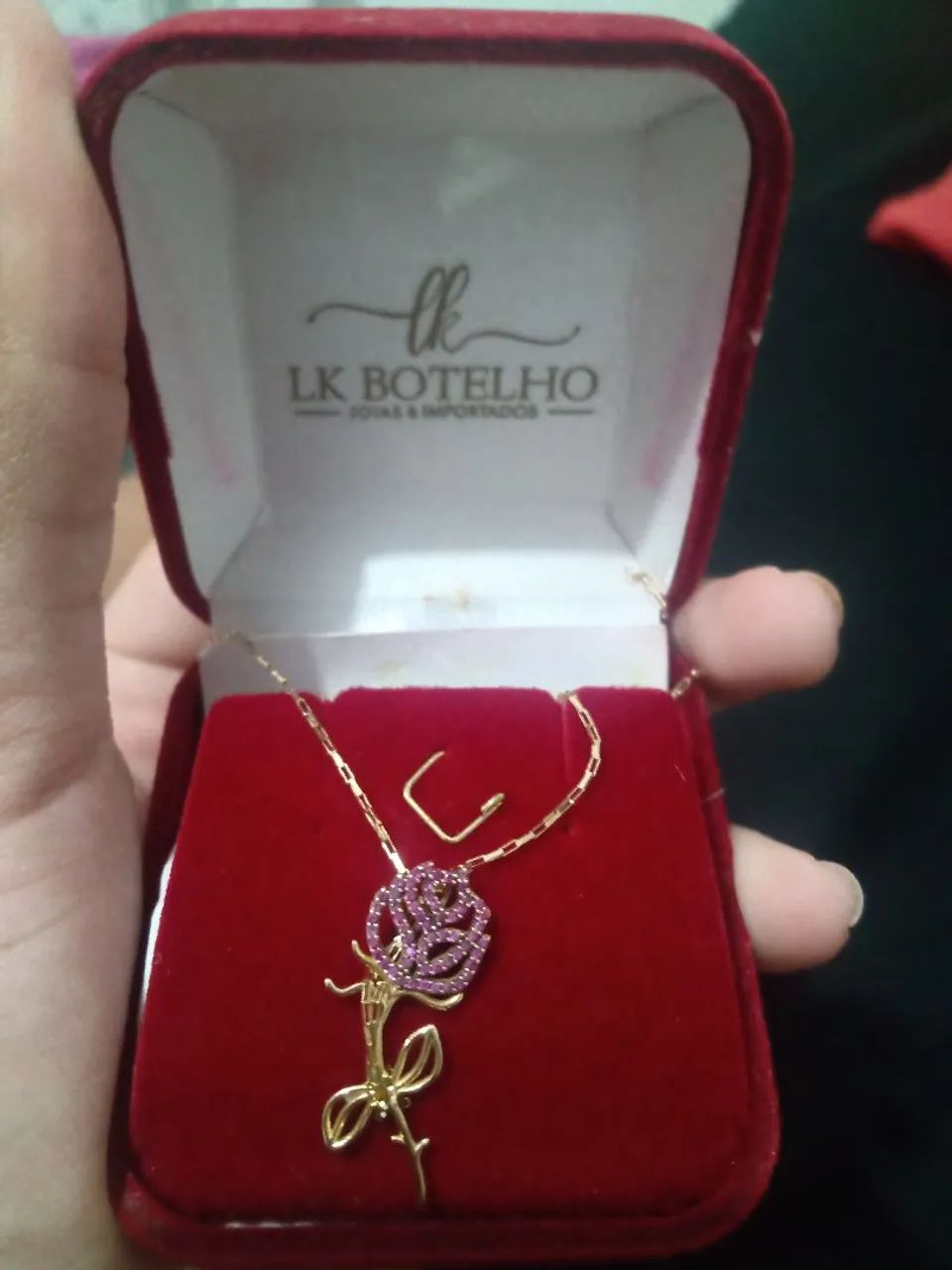 Colar com pingente de ouro 18k.