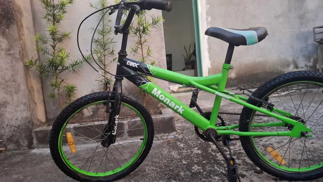 Vendo bicicleta Monark BMX, Aro 20, funcionando perfeitamente.