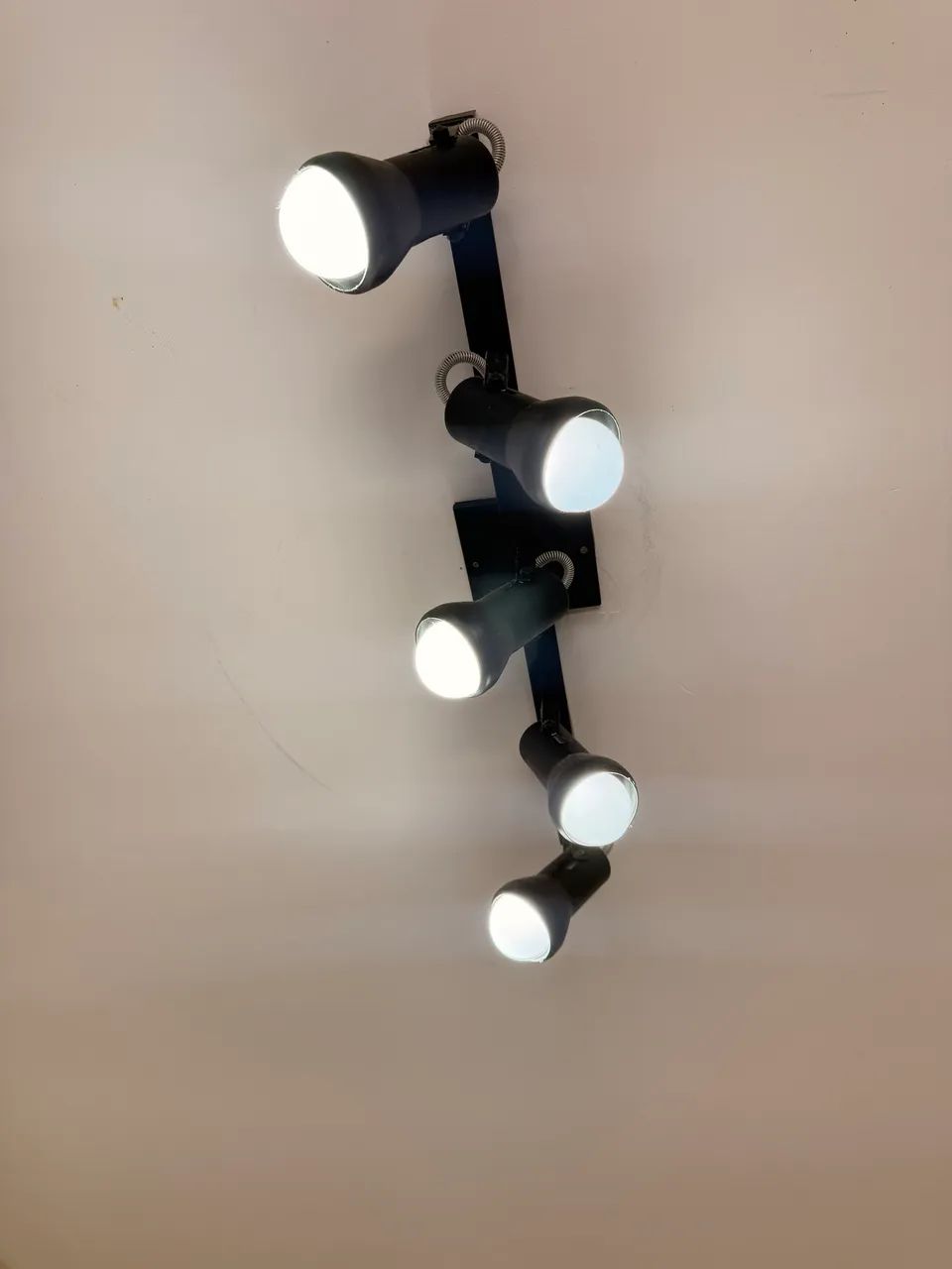  Luminária de teto com spots direcionáveis. - Foto 2