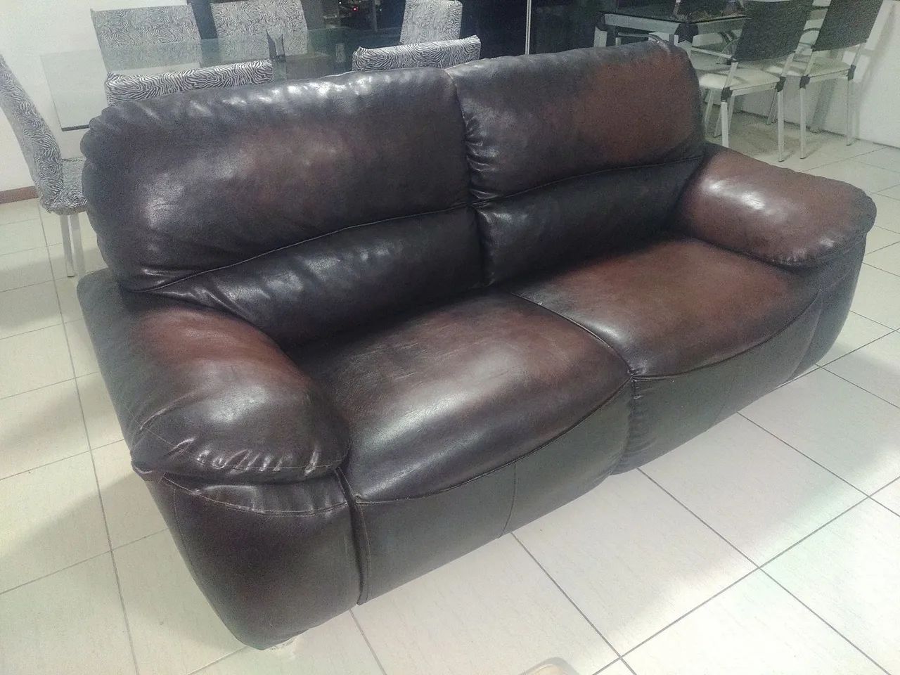 Sofá de couro confortável 03 lugares  - Foto 4