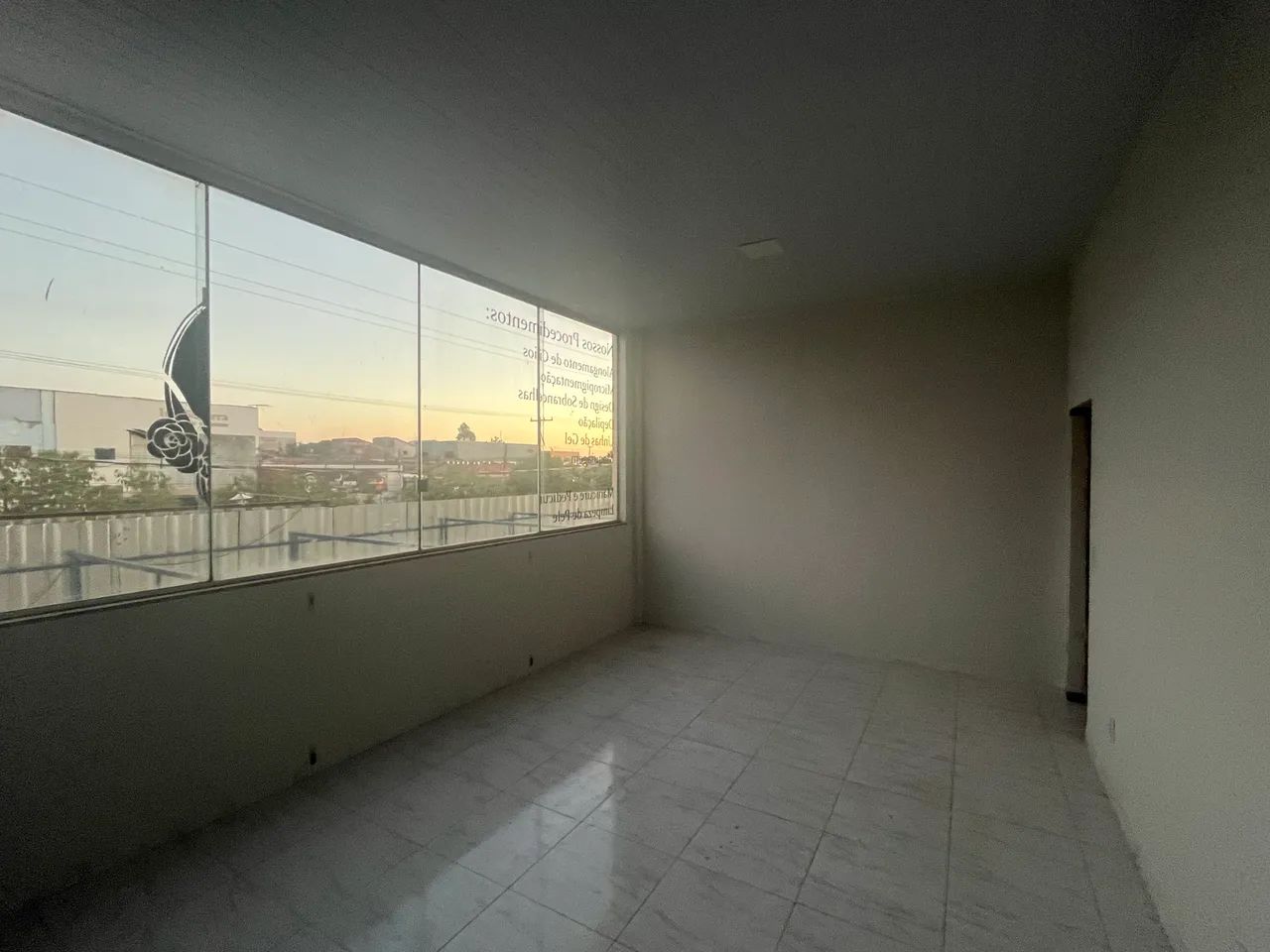 ALUGO SALAS COMERCIAIS (1 PISO) AURENY III