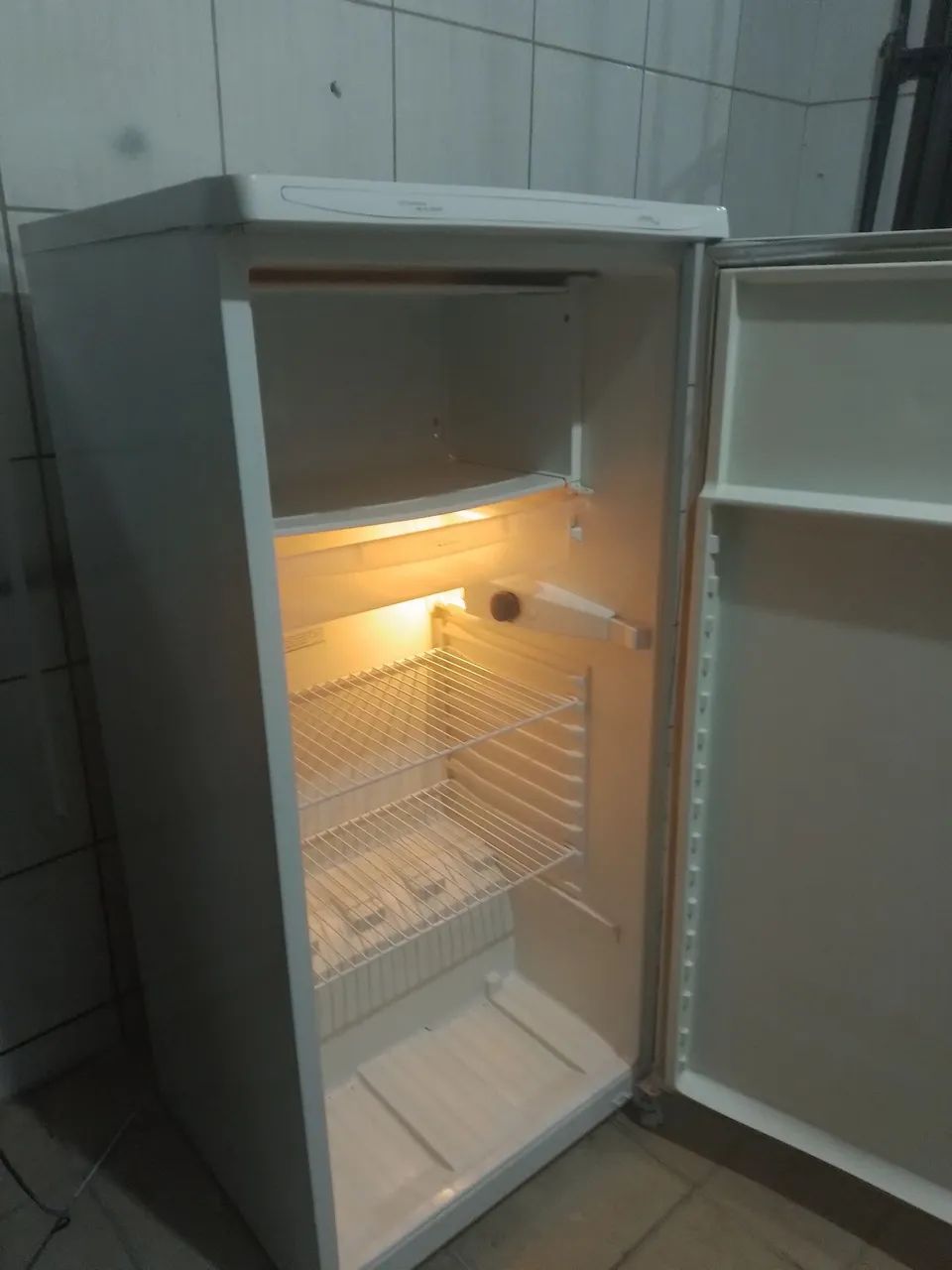 Geladeira pequena gelando muito  gás  original  ainda entrego  sem cobrar taxa - Foto 5