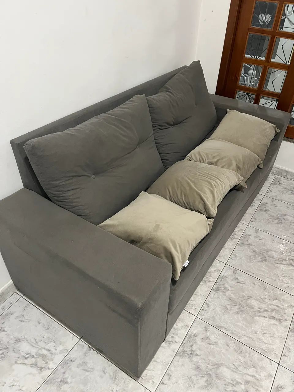 Sofá 4 lugares em suede e 4 almofadas65153855998083121