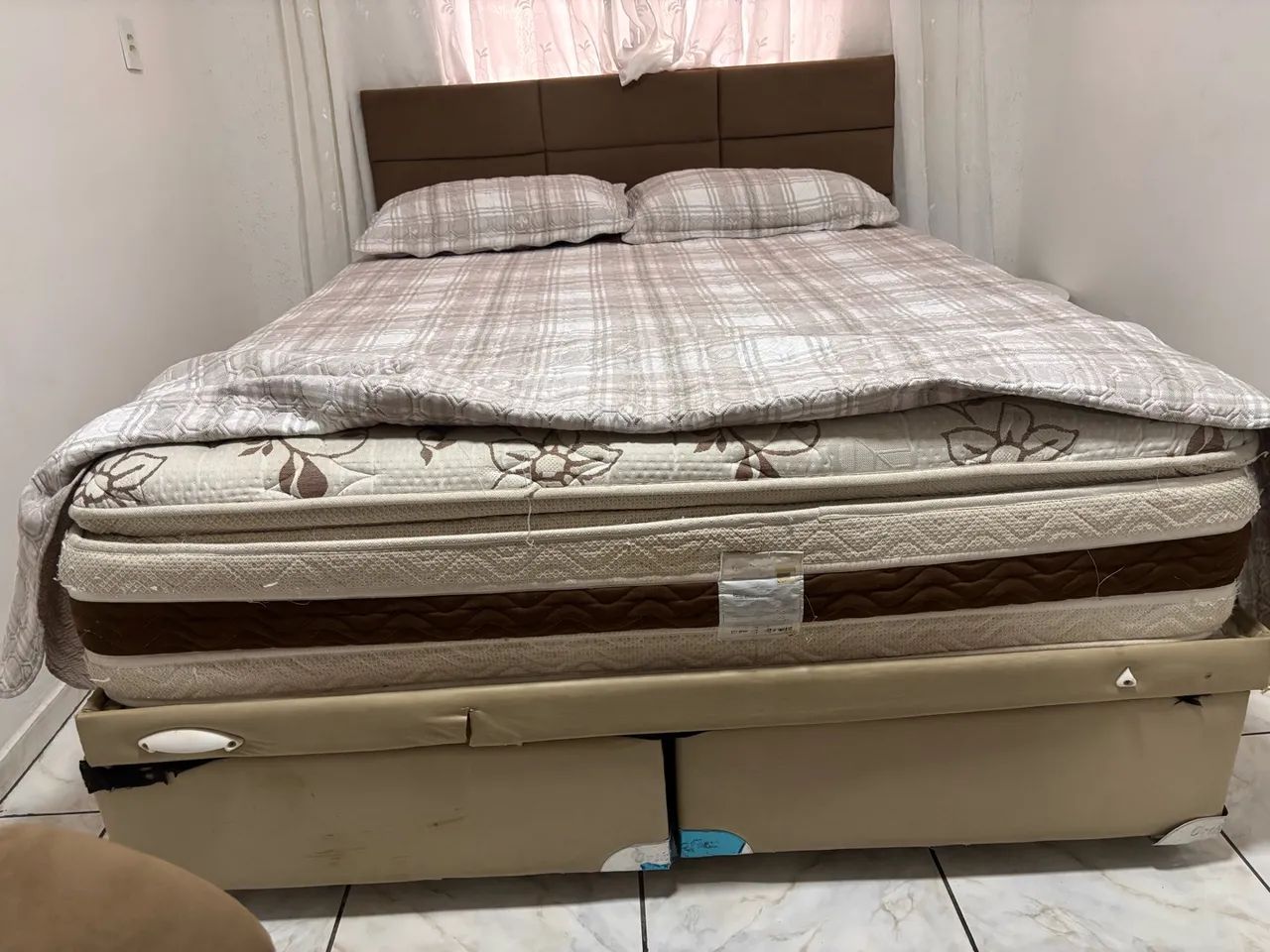 VENDO CAMA QUEEN SIZE COMPLETA - COM BAÚ E CABECEIRA!  - Foto 2