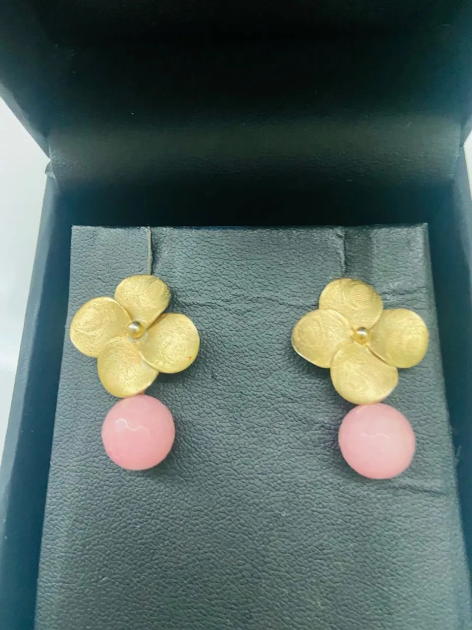 Brinco dourado flor com pedra rosa - Foto 2