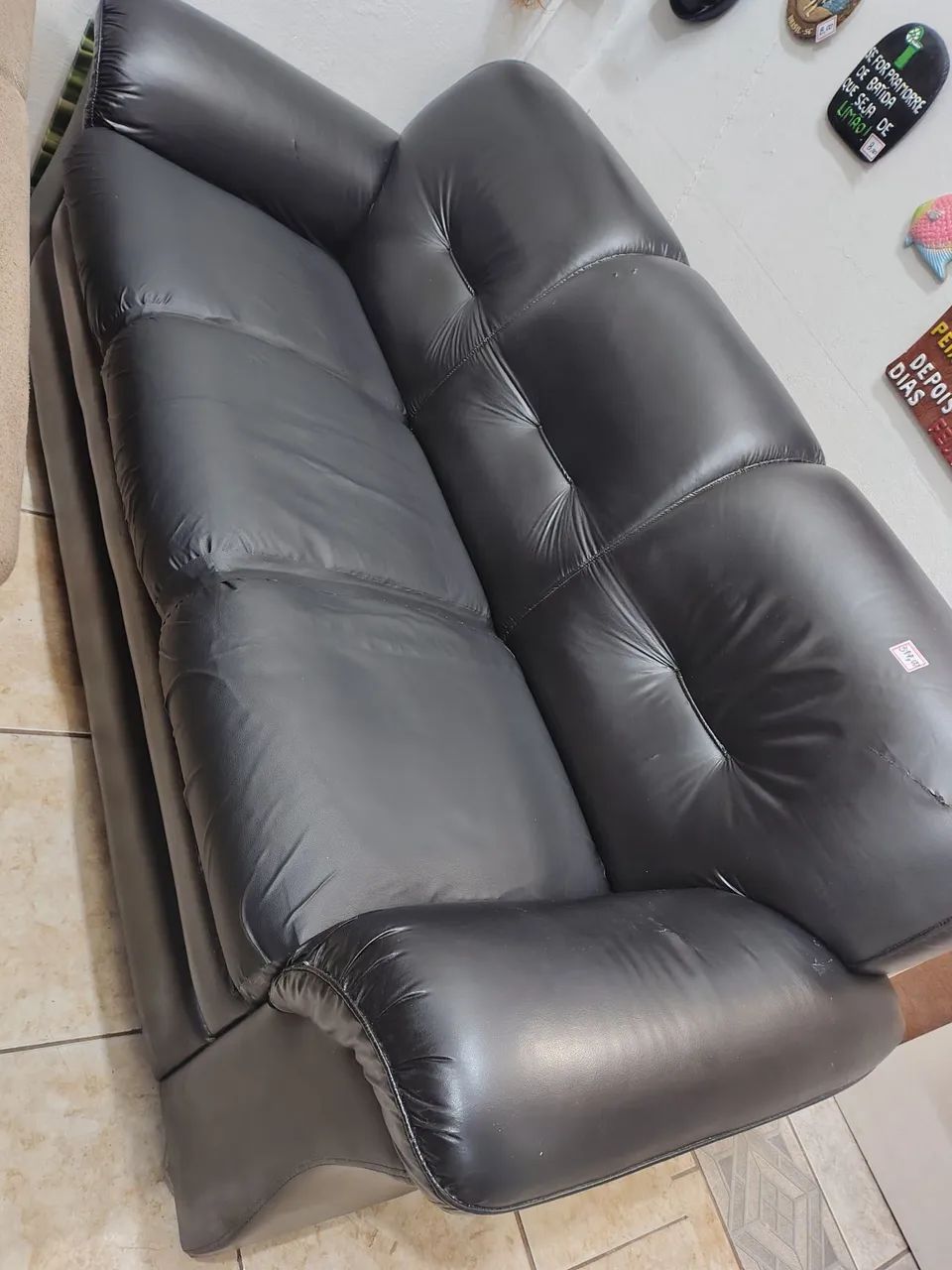 Sofá courino preto usado bom estado.