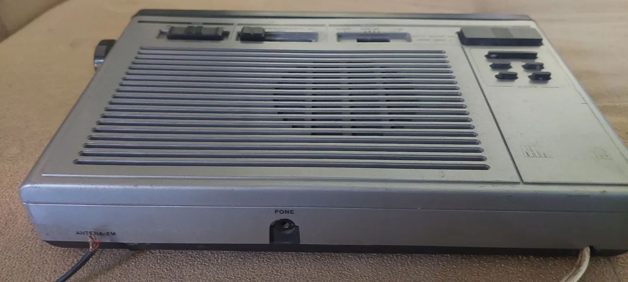 Rádio relógio Sanyo RM 6100 N antigo antiguidade uso enfeite decoração cenário anos 70/80 - Foto 3