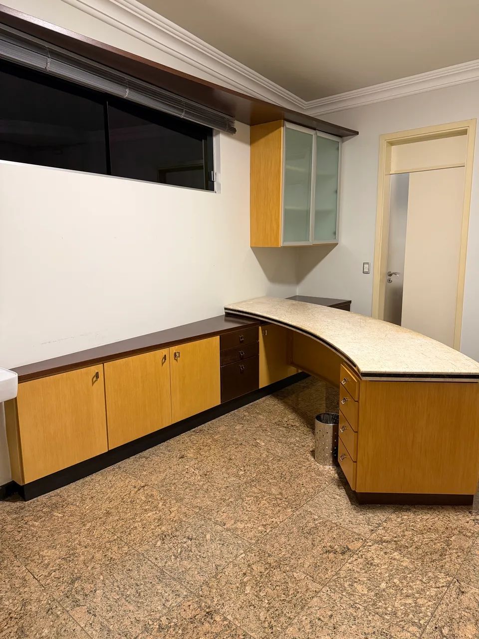 Escritorio planejado com pedra de marmore