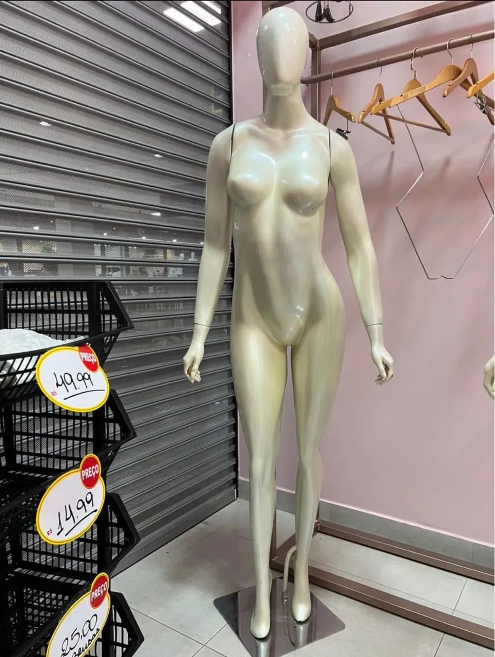 Manequim de fibra e pintura automotiva  - Foto 4