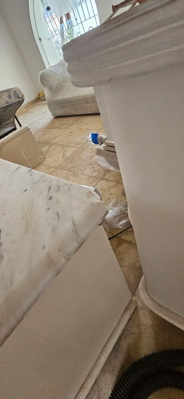 Oportunidade!! Bancada em marmore carrarinha com misturador torneira e com gabinete - Foto 3