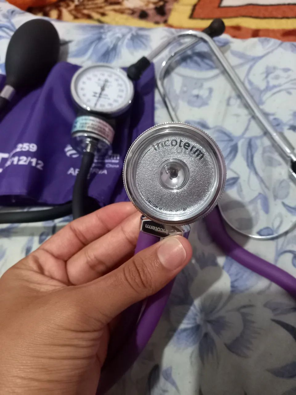 Esfigmomanômetro e estetoscópio - Foto 4