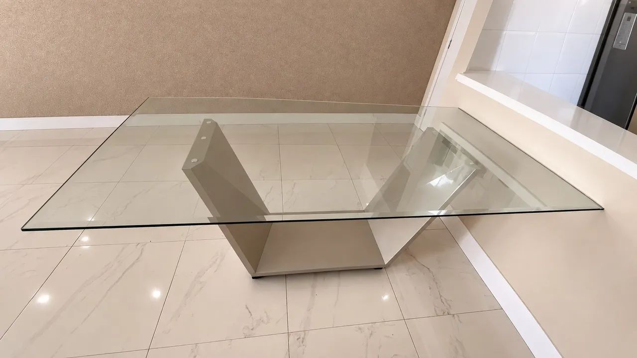 Mesa de jantar 2,00 x 1,07 m com tampo de vidro e base moderna - Foto 2