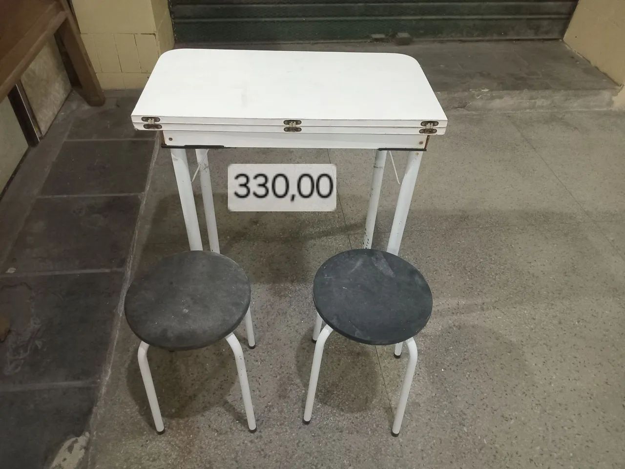 Mesa com 2 banquinhos