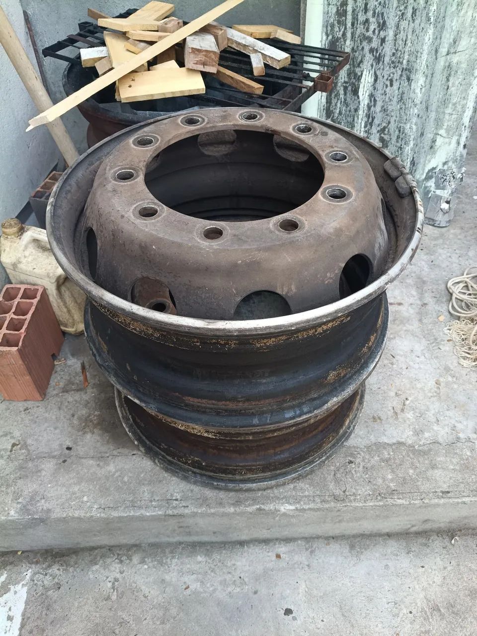 2 roda de ferro.