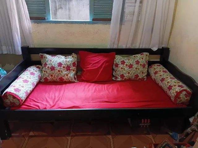 Sofá Bicama de Madeira com Almofadas (Sem Cama Auxiliar)