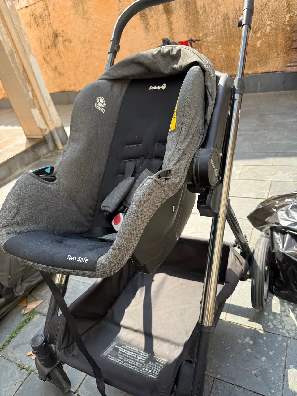 Carrinho de bebê com bebê conforto, Moisés e isofix praticamente novo e 