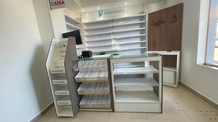 Balcão de caixa com vitrine de vidro e expositores - Foto 2
