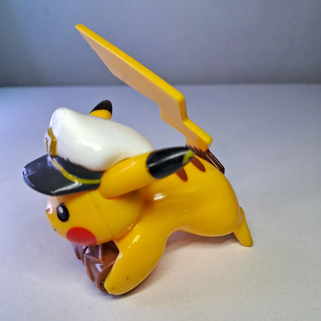 Pikachu - Boneco Pokemon Capitão Pikachu - Foto 3