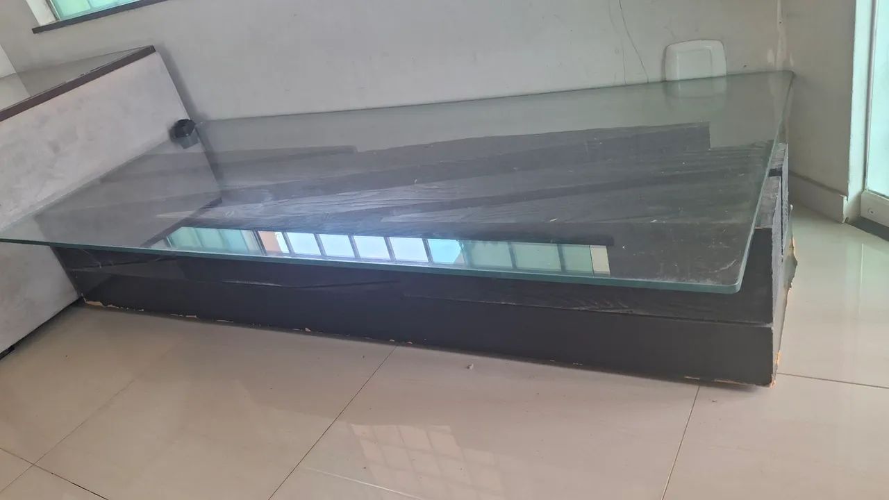 Vendo mesa de centro com tampo de vidro - Foto 2