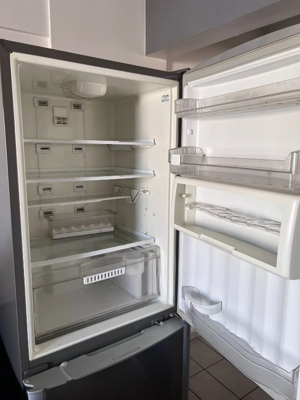 Geladeira BRASTEMP inverse, 425 litros,  COM DEFEITO,(ela não congela, está apenas refrige - Foto 2