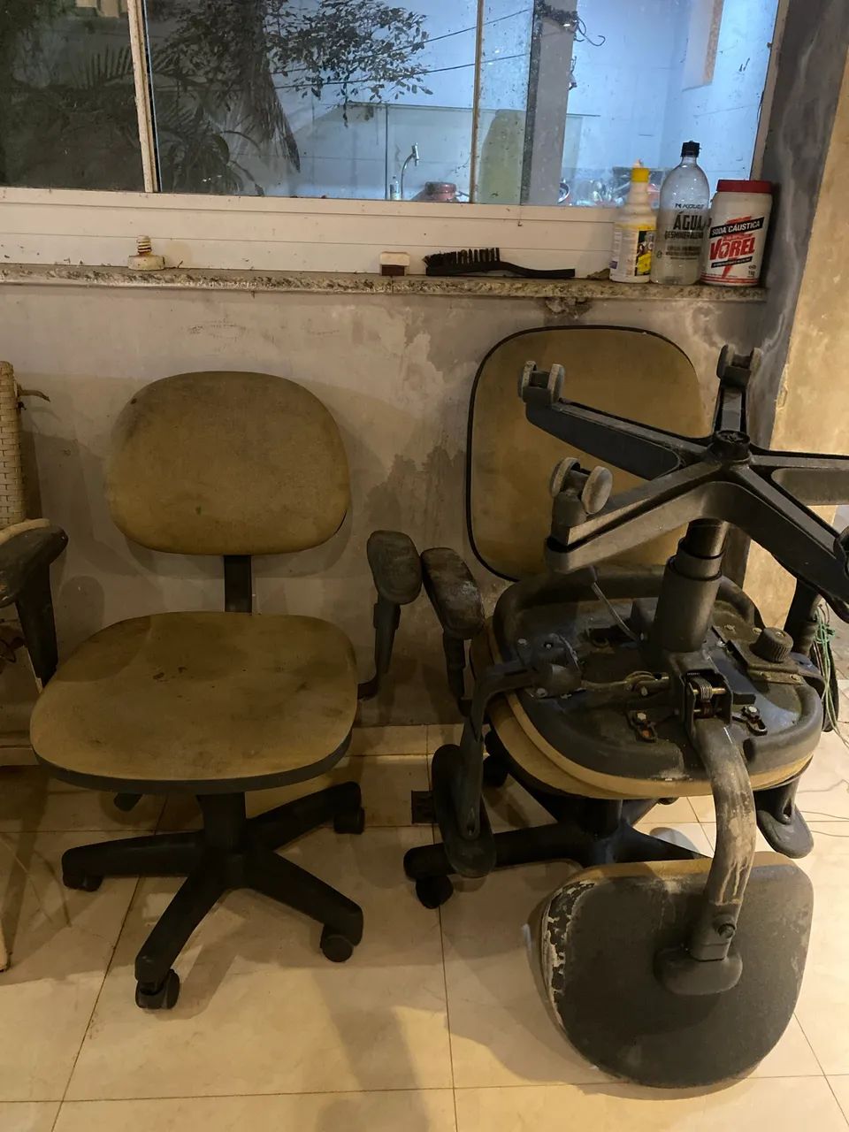 Selling 2 office chairs for secretaries and 1 executive chair