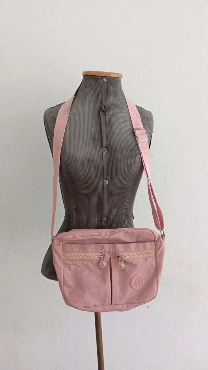 Bolsa rosa de uso de lado