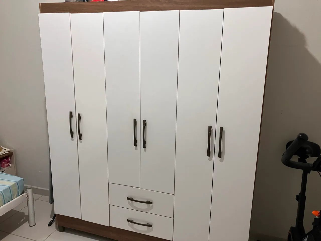 Guarda roupa e cama de solteiro 