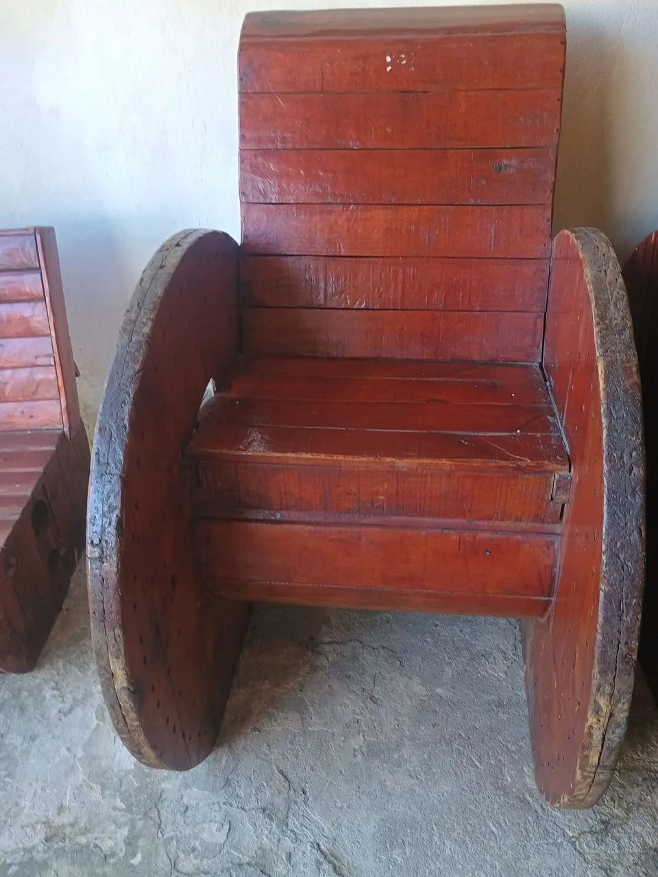 Vendo 3 Poltronas de madeira feita de carretel. - Foto 3