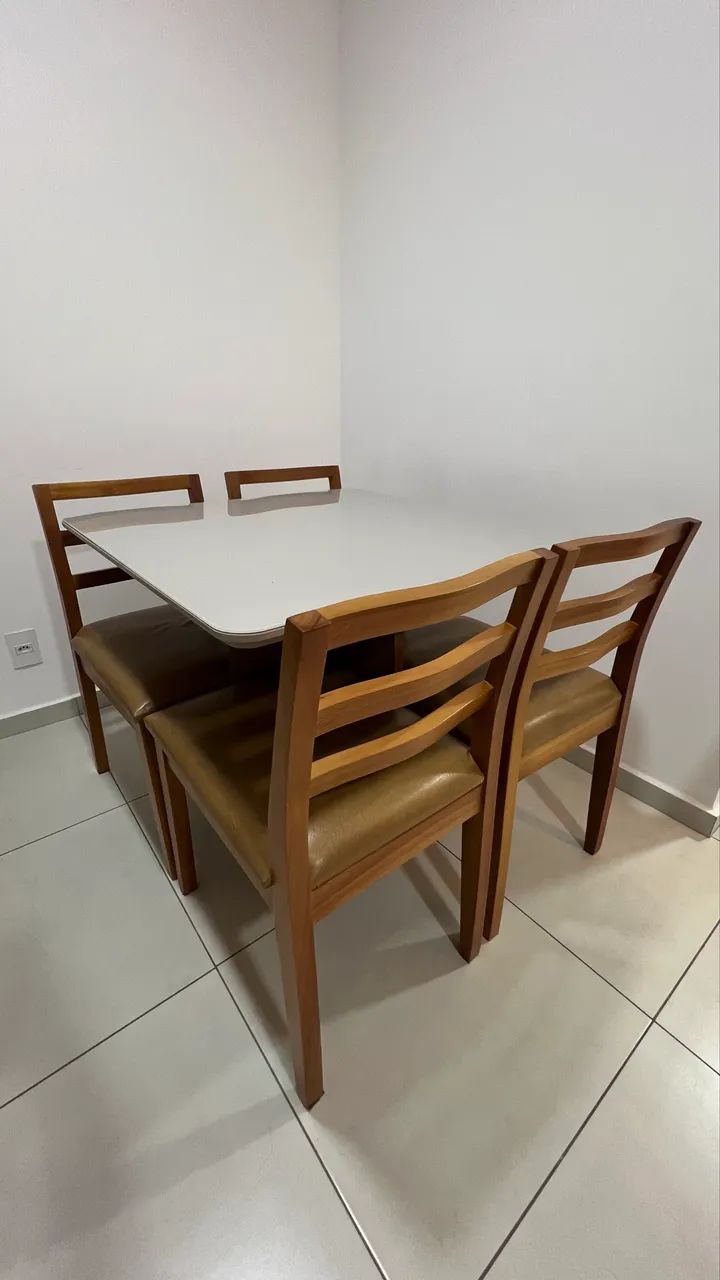 Mesa com 4 cadeiras 