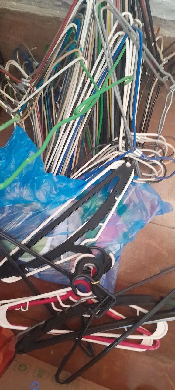 Diversos cabides aproximadamente 1000