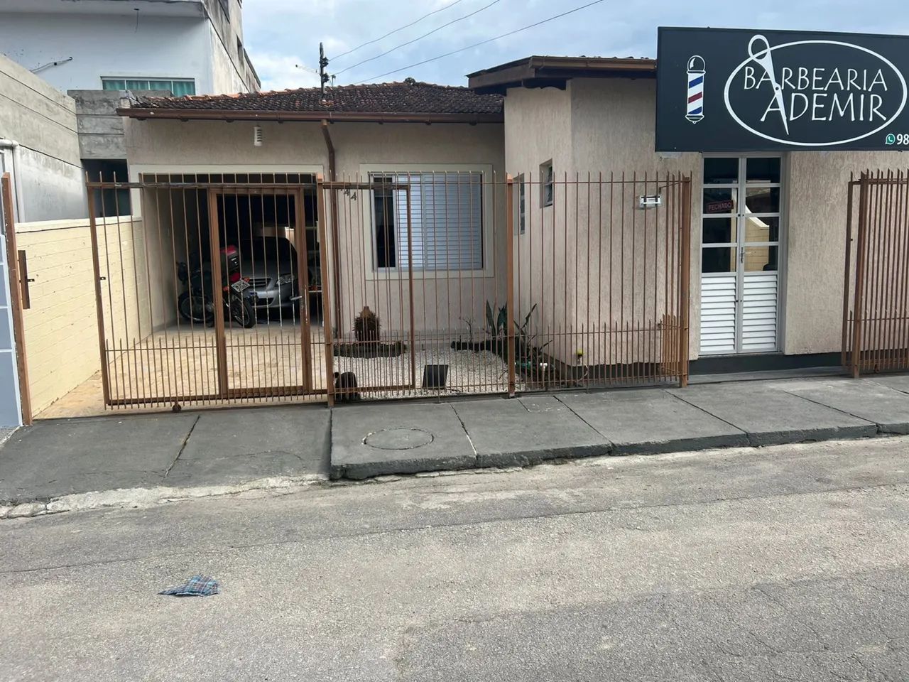 Casa a venda em Forquilhas com ponto comercial 