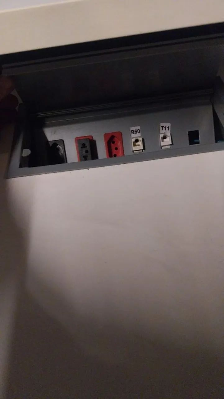 Mesa de Escritório C/ caixa de tomada e Rede - Foto 2