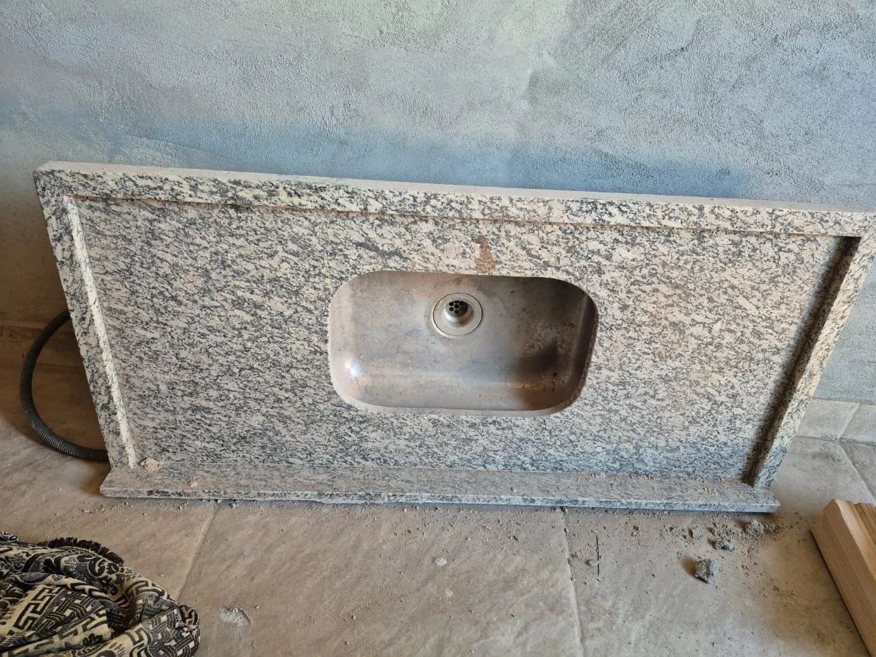 Vendo pia de mármore em perfeito estado de 1,20 x 52 estou pedindo 250 reais 