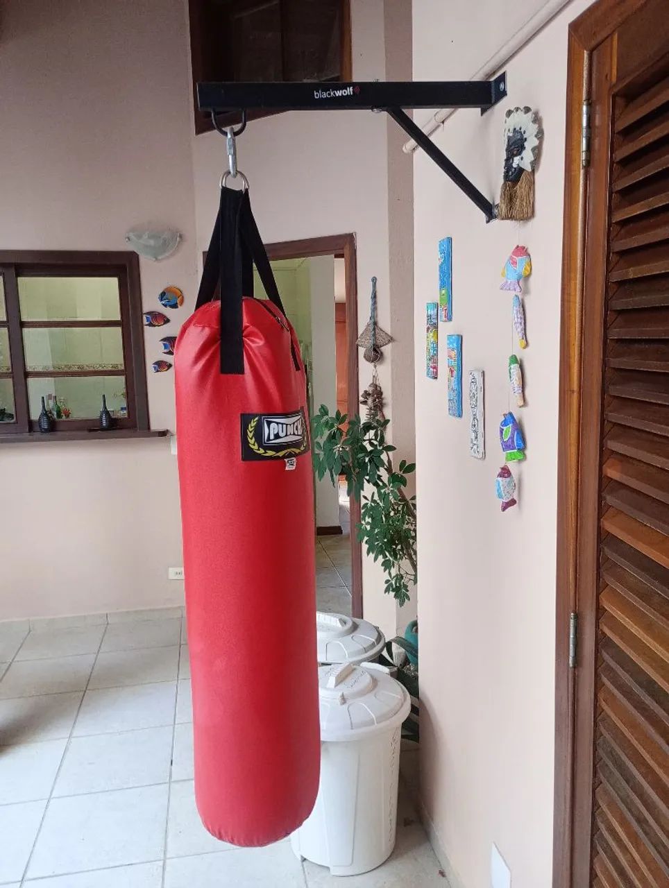 Saco de pancada com suporte de parede