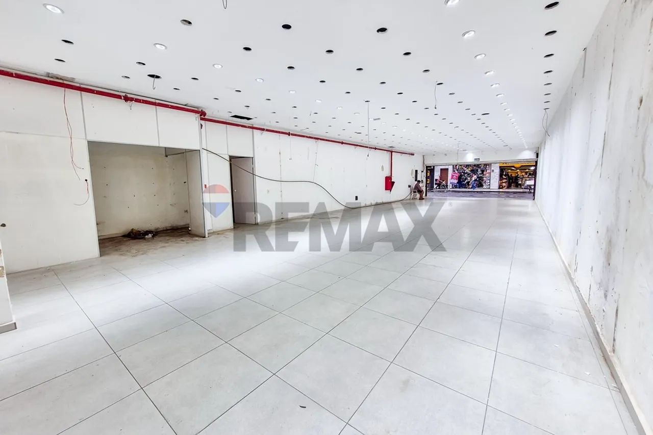 Loja ampla reformada com 150m2 na Rua Sampaio, Granbery