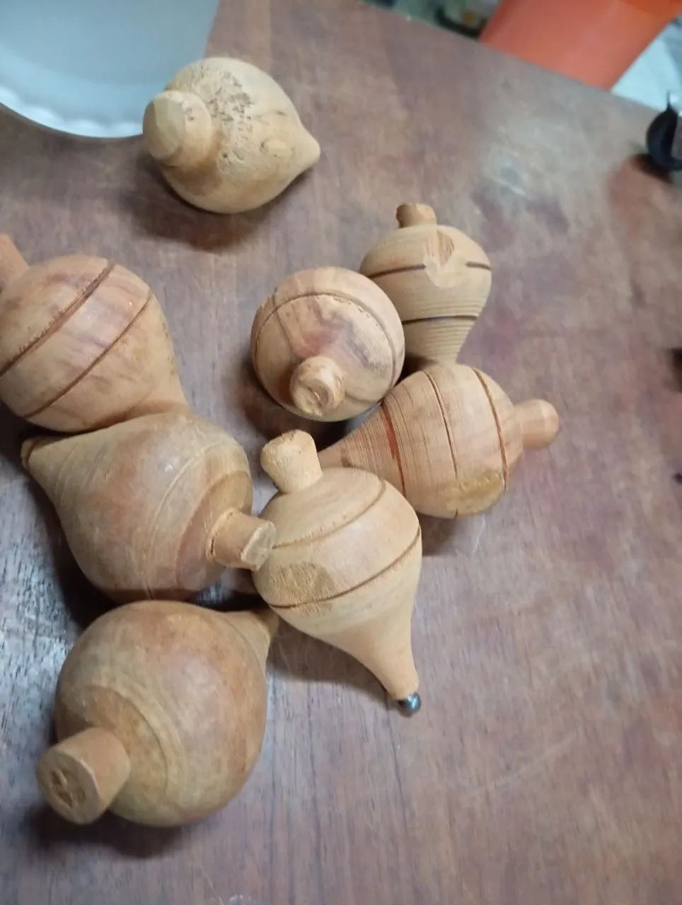 Piões de madeira. Brinquedo antigo.