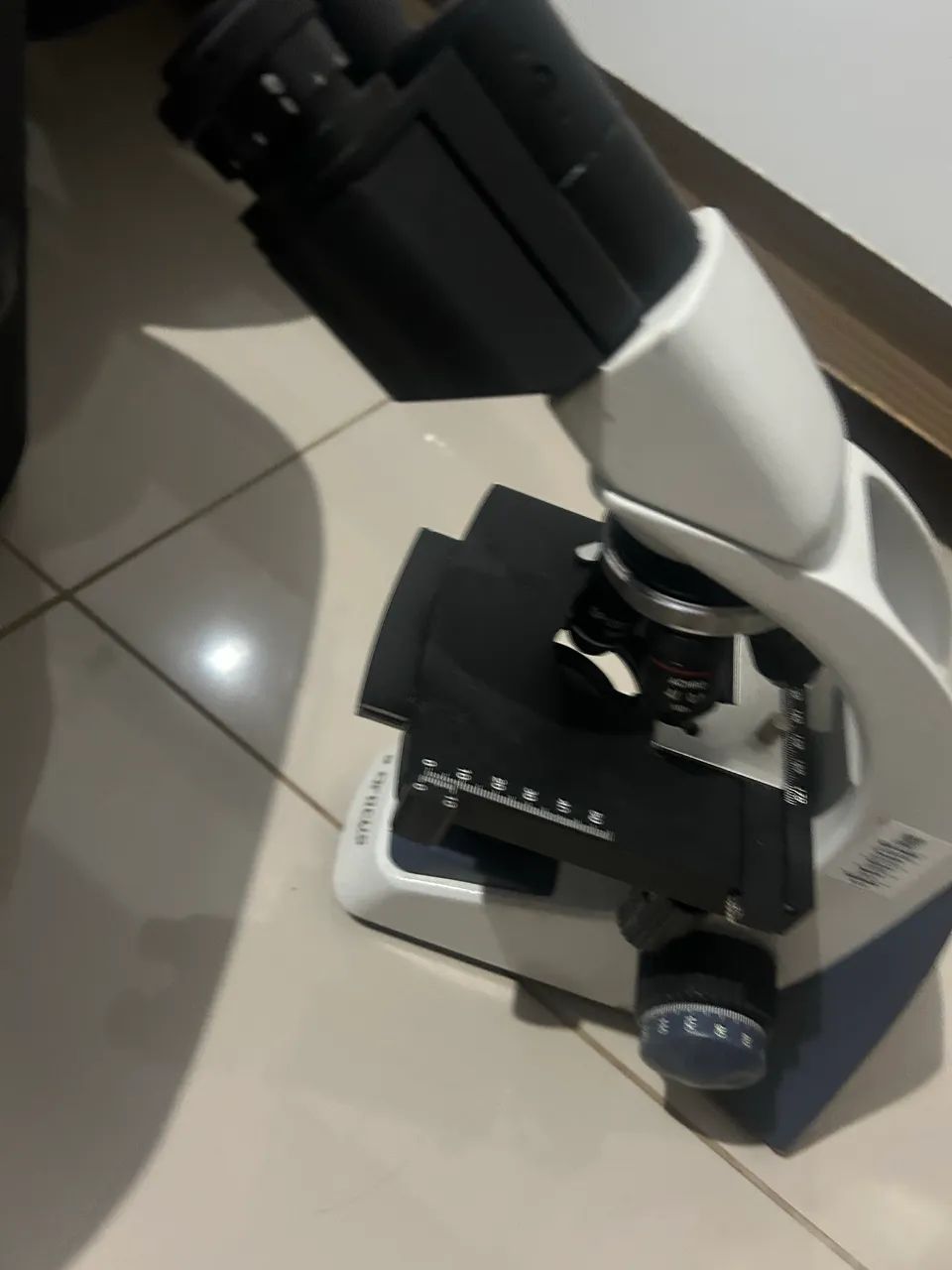 microscópio biológico binocular 