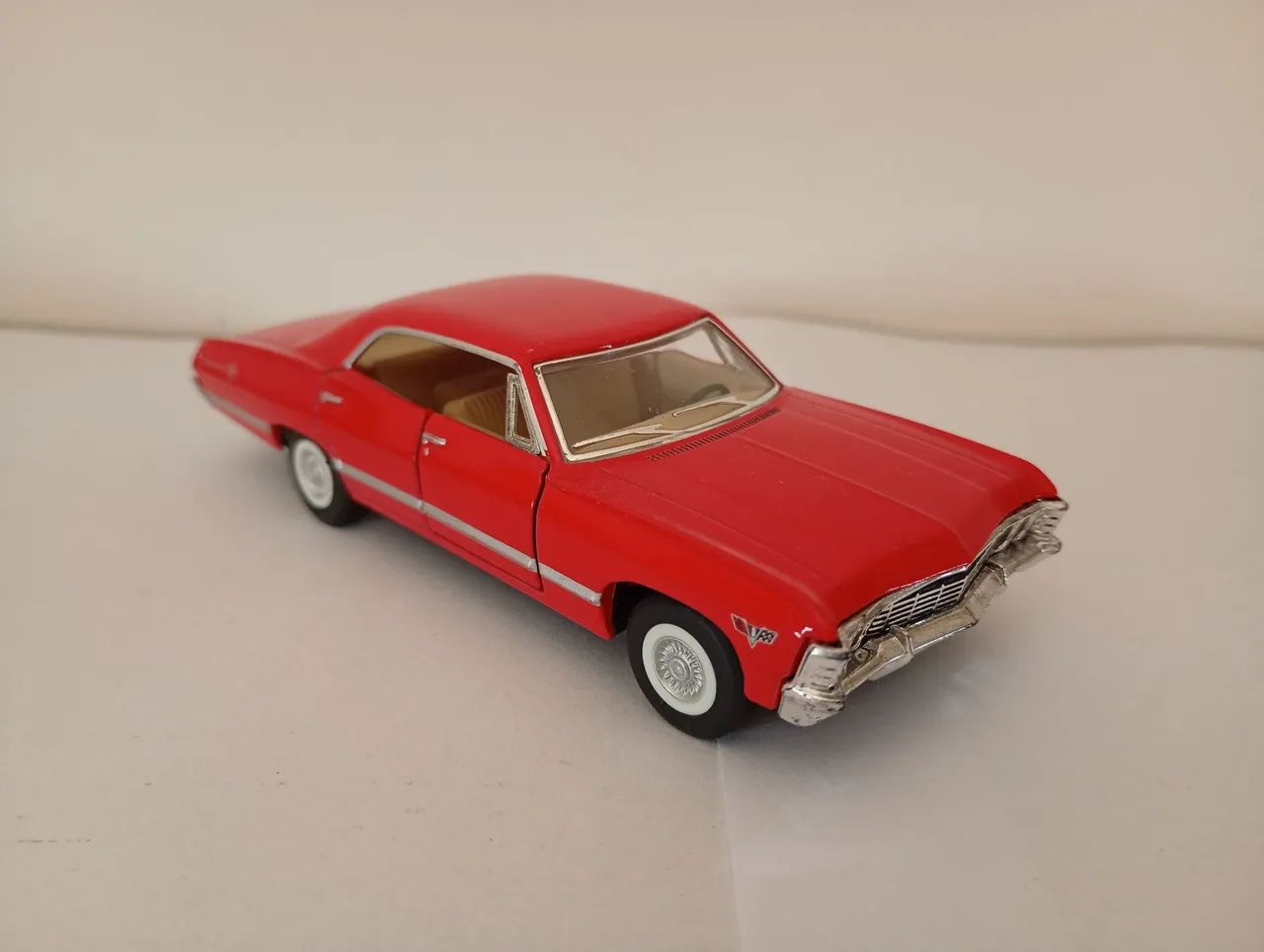 Kinsmart - Miniatura Chevrolet Impala 1967 - Foto 4