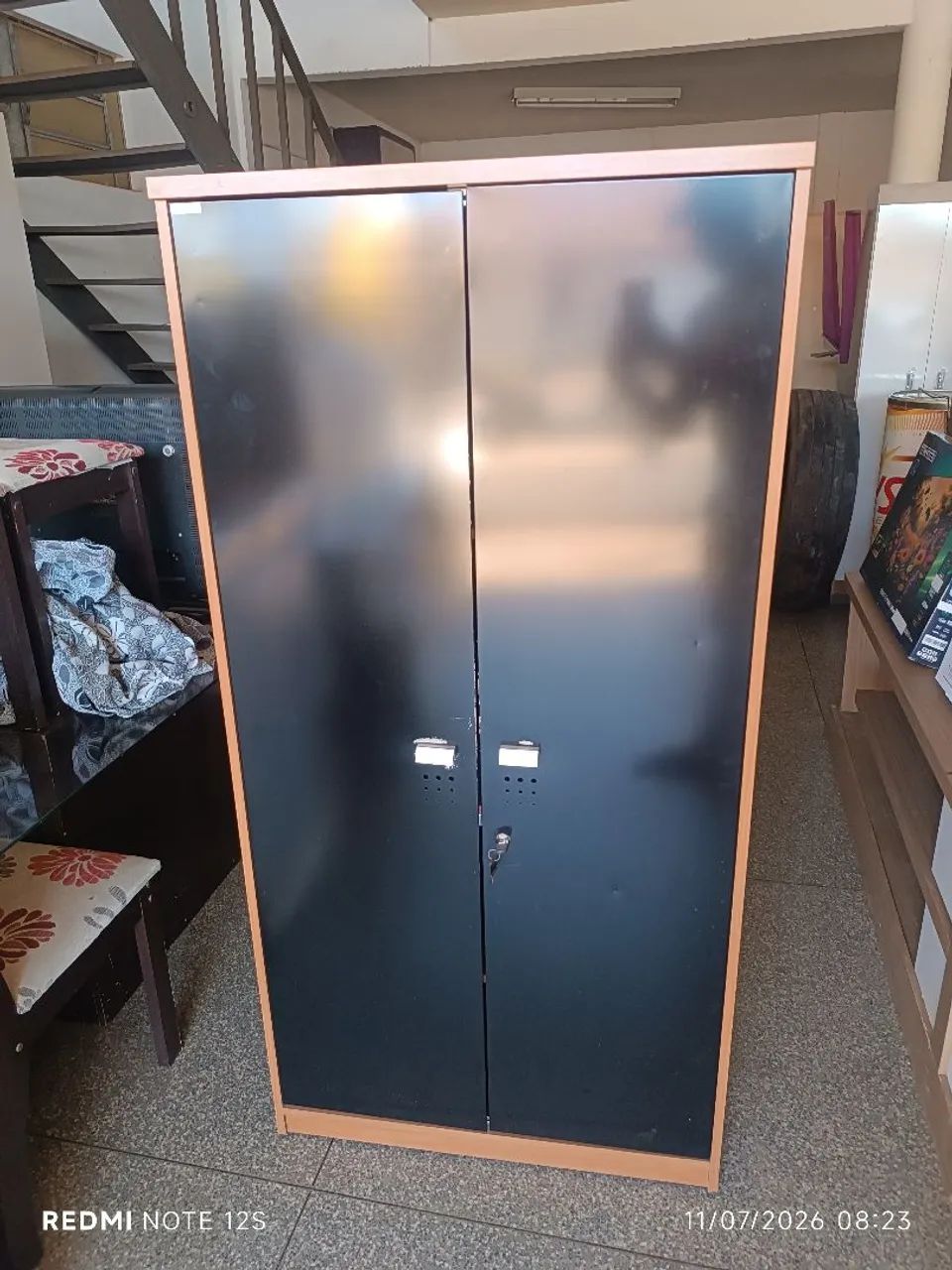 Armário de MDF com a porta de aço e com chave 