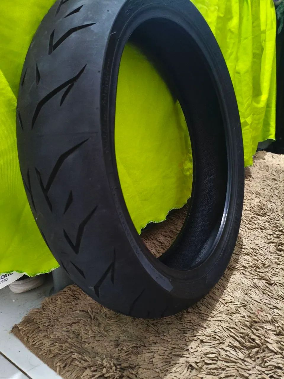 Pneu moto esportivo 