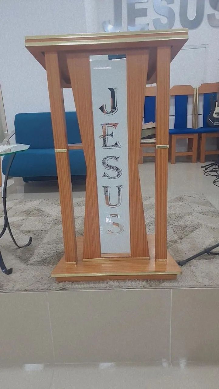 Vendo púlpito e cadeiras 